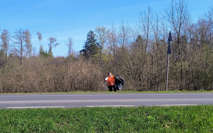zbieranie odpadów na leśnych ścieżkach