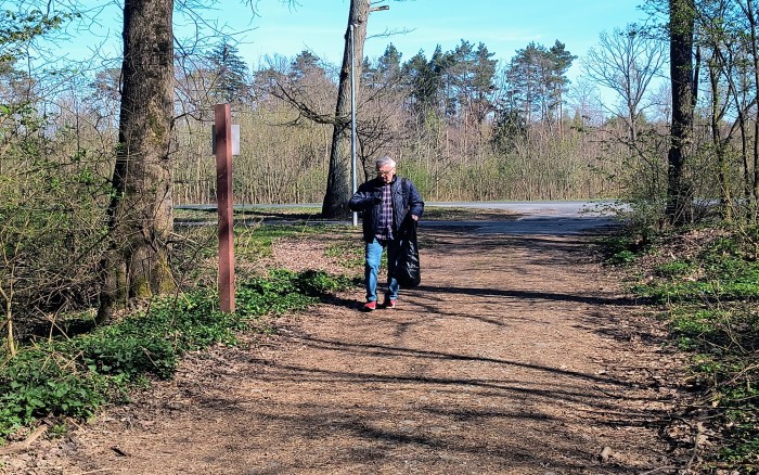 zbieranie odpadów na leśnych ścieżkach