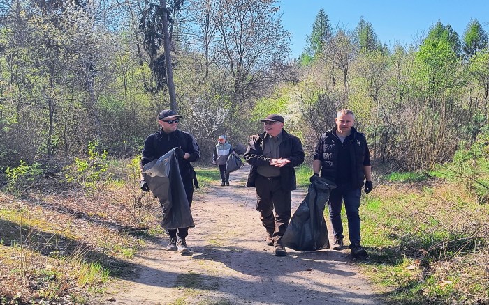 zbieranie odpadów na leśnych ścieżkach