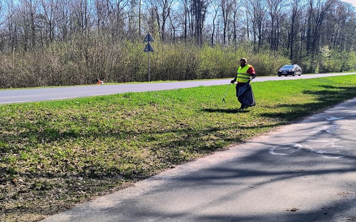 zbieranie odpadów na leśnych ścieżkach i przy ścieżce rowerowej