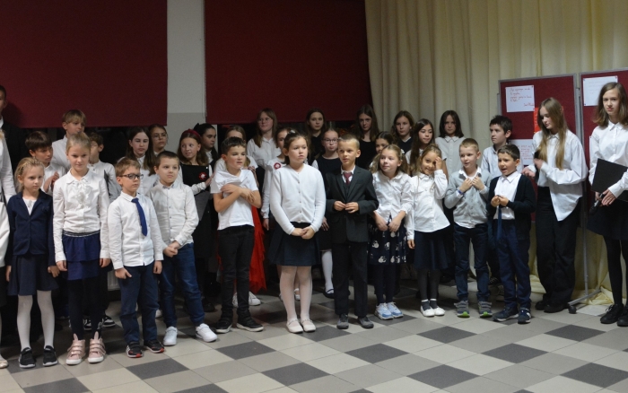 Wieczornica w Zespole Szkół w Tulcach z okazji Dnia Niepodległości - występy artystyczne uczniów