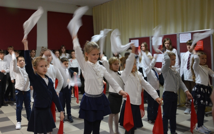 Wieczornica w Zespole Szkół w Tulcach z okazji Dnia Niepodległości - występy artystyczne uczniów