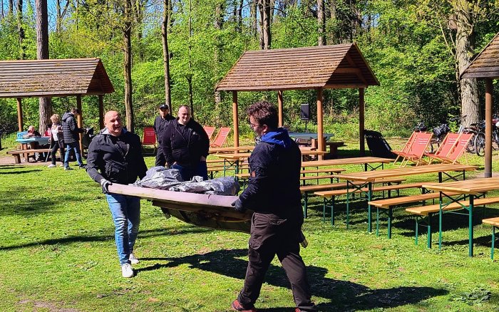 15 Sprzątanie lasu - zbieranie śmieci