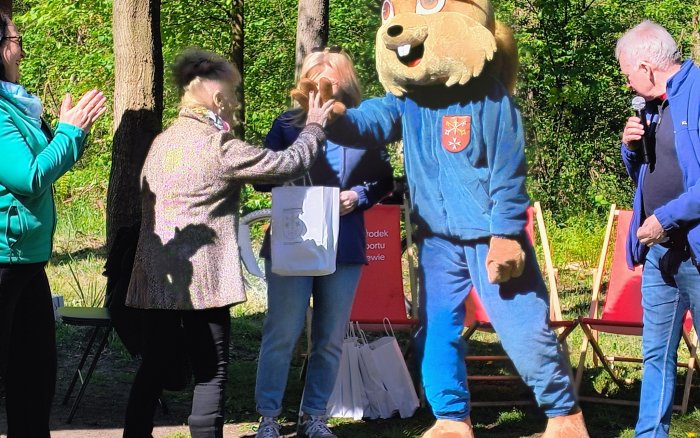 15 Sprzątanie lasu piątka z wiewiórką 