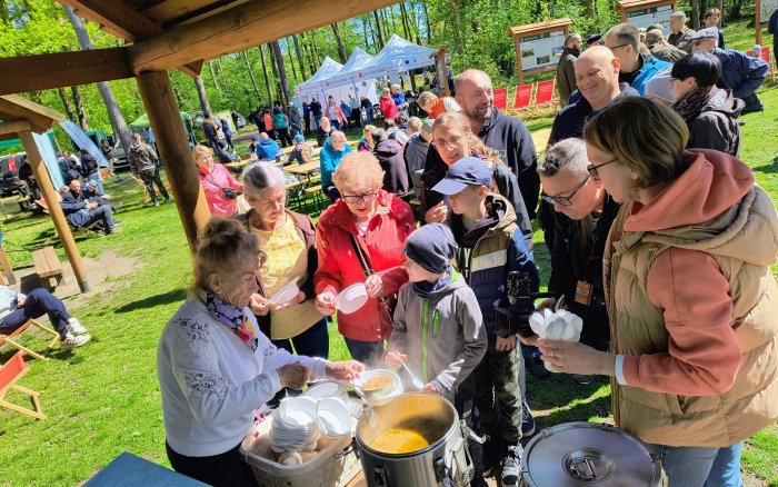 15 Sprzątanie lasu - poczęstunek grochówka