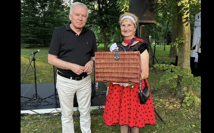 Wójt Gminy wręcza nagrodę za najlepszy strój w stylu francuskim