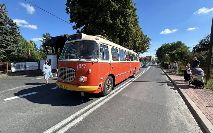 Przejazd rajdu przez miejscowości gminne - Jelcz 706 RTO