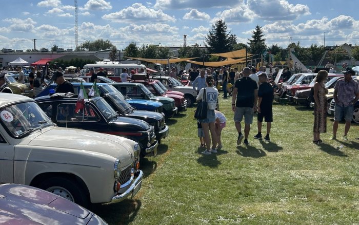 teren imprezy z blisko 300 pojazdami 