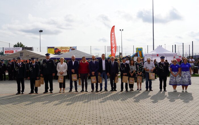 uroczystości na placu przy ZS Kleszczewo 