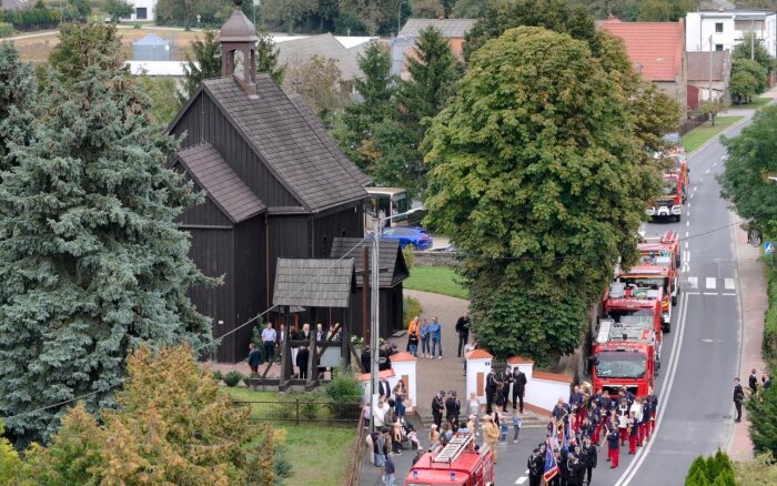 Uroczysty przemarsz na miejsce obchodów