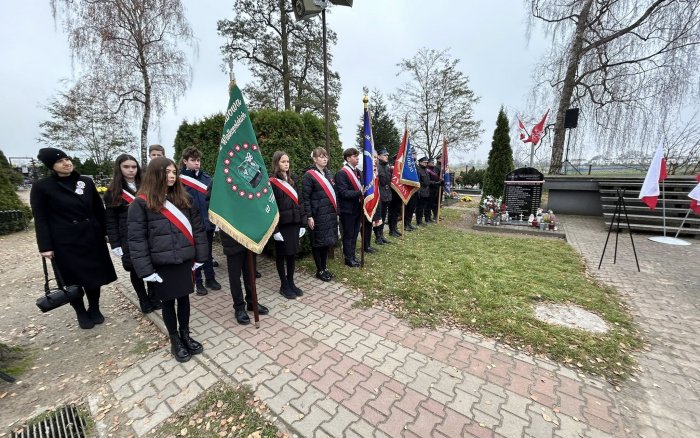 uroczystości przed Tablicą Pamiątkową na cmentarzu w Tulcach - poczty sztandarowe 