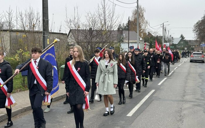 Przemarsz na miejsce złożenia kwiatów