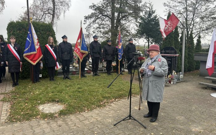 uroczystości przed Tablicą Pamiątkową na cmentarzu w Tulcach - przemówienie p. Halina Kowalewska
