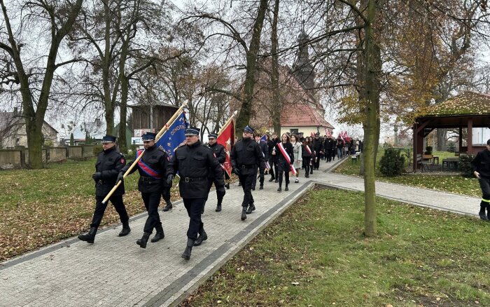 Przemarsz na miejsce złożenia kwiatów