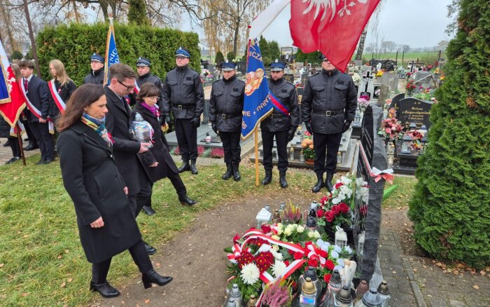 uroczystości przed Tablicą Pamiątkową na cmentarzu w Tulcach - złożenie kwiatów - delegacja ZS Tulce