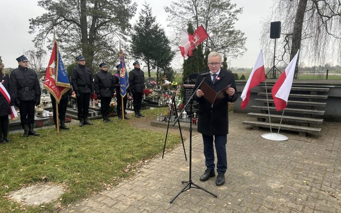 uroczystości przed Tablicą Pamiątkową na cmentarzu w Tulcach - przemówienie wójta