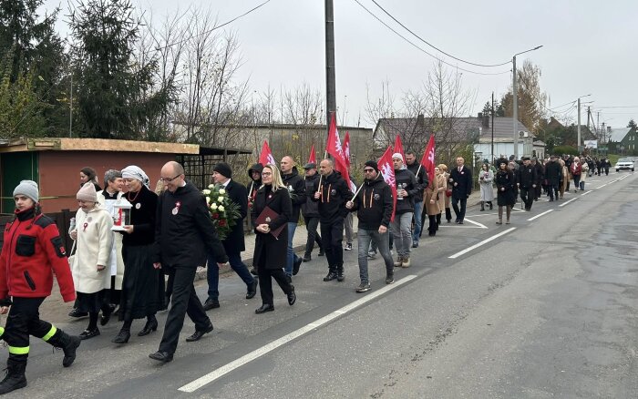 Przemarsz na miejsce złożenia kwiatów