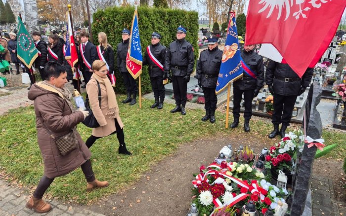 uroczystości przed Tablicą Pamiątkową na cmentarzu w Tulcach - złożenie kwiatów - delegacja ZS Kleszczewo