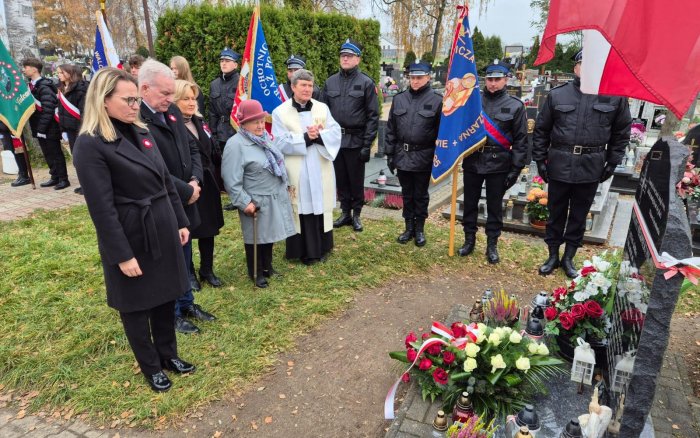 uroczystości przed Tablicą Pamiątkową na cmentarzu w Tulcach - złożenie kwiatów - delegacja samorządu 