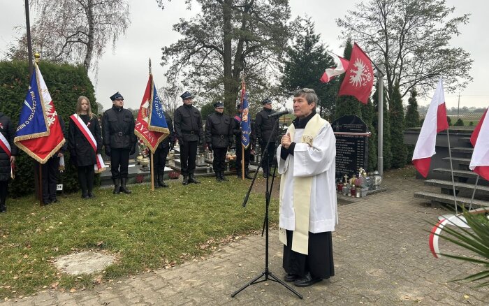 uroczystości przed Tablicą Pamiątkową na cmentarzu w Tulcach - przemówienie ks. proboszcz 