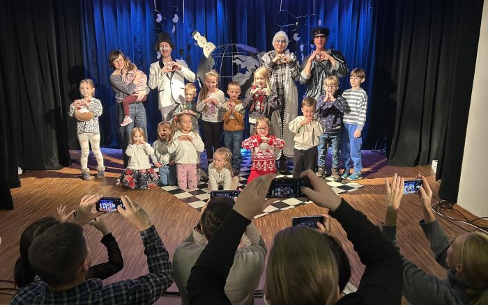 z widownią na scenie