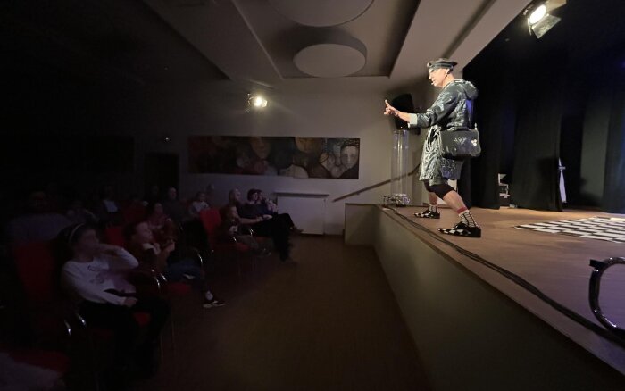spektakl teatralny pt. „Sasza i Bałwan”