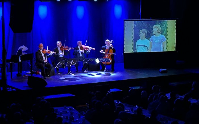 Grupa MoCarta na scenie podczas występu. 