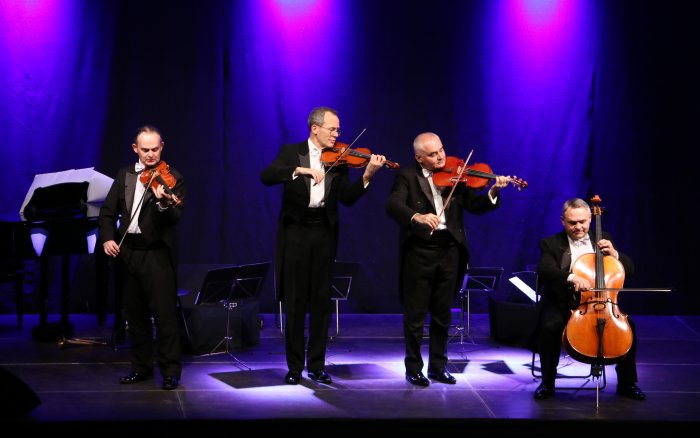 Grupa MoCarta na scenie podczas występu. 