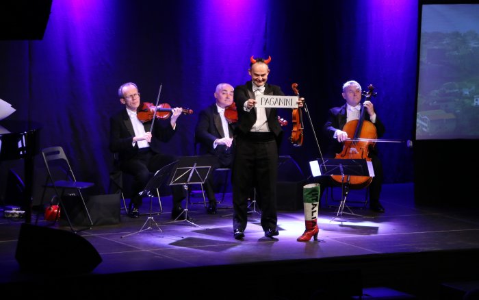 Grupa MoCarta na scenie podczas występu. 