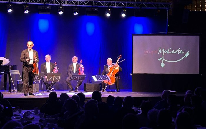 Grupa MoCarta na scenie podczas występu. 