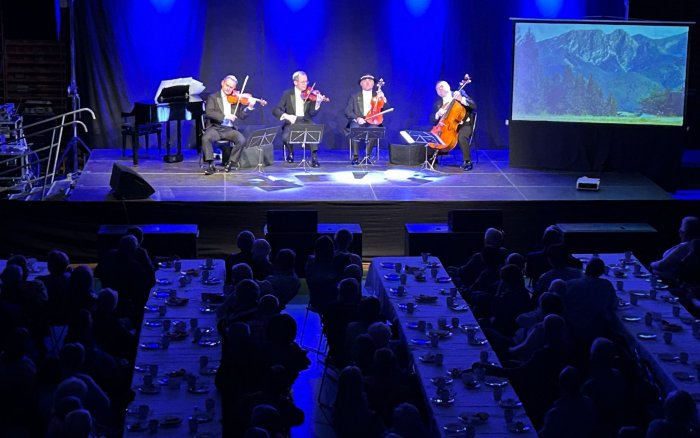 Grupa MoCarta na scenie podczas występu. 