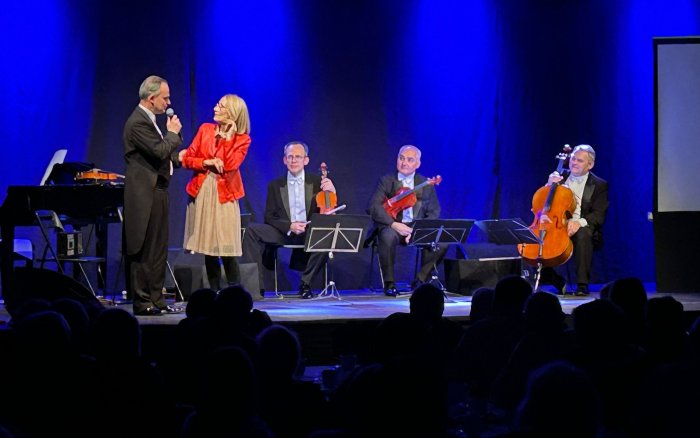 Grupa MoCarta na scenie podczas występu. 