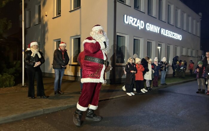 3. Jarmark Bożonarodzeniowy w Kleszczewie- rozświetlenie choinki przed urzędem Gminy