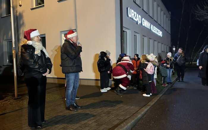 3. Jarmark Bożonarodzeniowy w Kleszczewie- rozświetlenie choinki przed urzędem Gminy