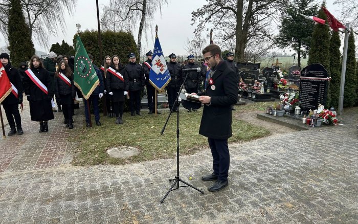 złożenie kwiatów i przemówienia przy płycie pamiątkowej poświęconej Powstańcom na cmentarzu w Tulcach