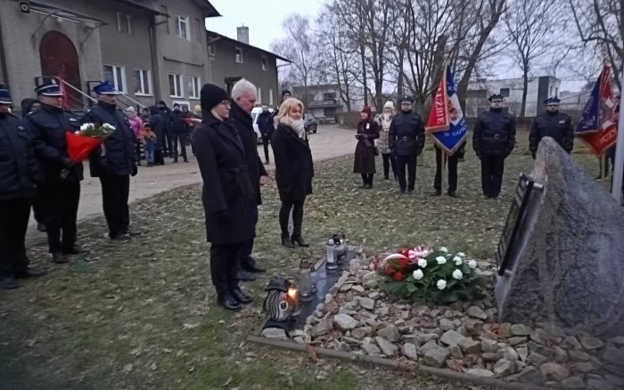 złożenie kwiatów i przemówienia przy płycie pamiątkowej poświęconej Powstańcom w Gowarzewie