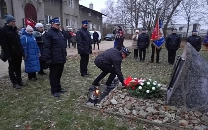 złożenie kwiatów i przemówienia przy płycie pamiątkowej poświęconej Powstańcom w Gowarzewie