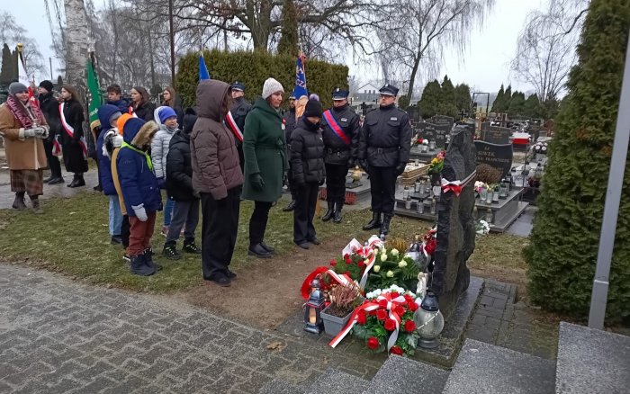 złożenie kwiatów i przemówienia przy płycie pamiątkowej poświęconej Powstańcom na cmentarzu w Tulcach