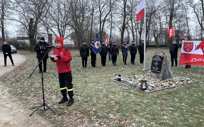 złożenie kwiatów i przemówienia przy płycie pamiątkowej poświęconej Powstańcom w Gowarzewie