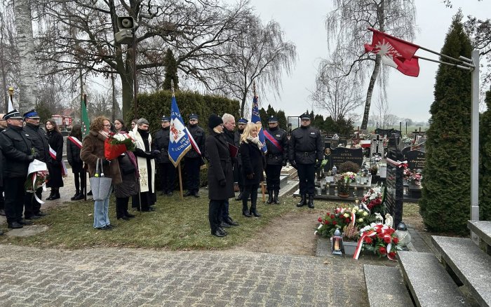 złożenie kwiatów i przemówienia przy płycie pamiątkowej poświęconej Powstańcom na cmentarzu w Tulcach