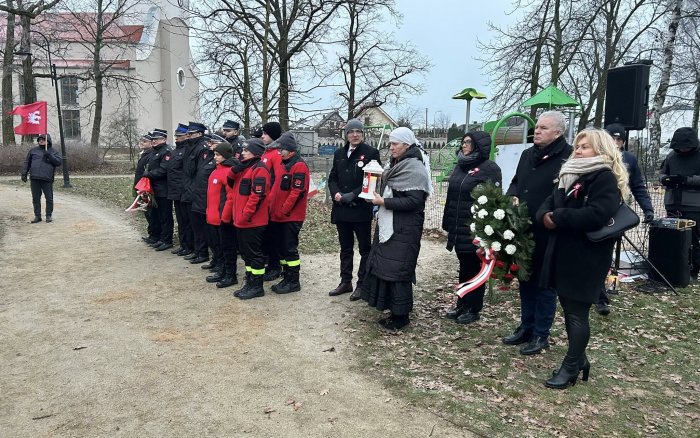 złożenie kwiatów i przemówienia przy płycie pamiątkowej poświęconej Powstańcom w Gowarzewie