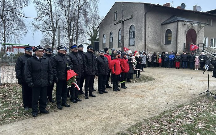 złożenie kwiatów i przemówienia przy płycie pamiątkowej poświęconej Powstańcom w Gowarzewie