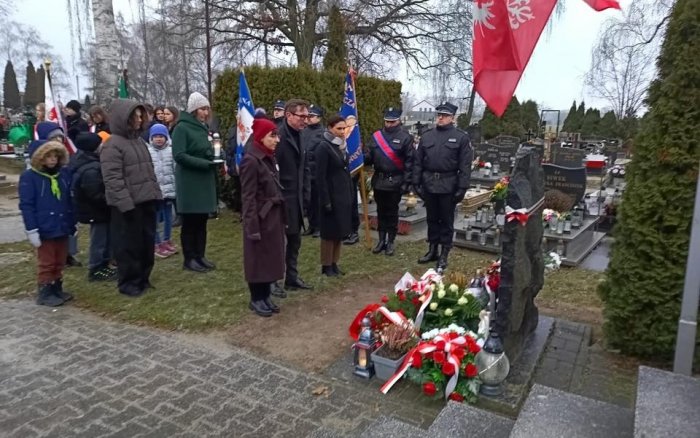złożenie kwiatów i przemówienia przy płycie pamiątkowej poświęconej Powstańcom na cmentarzu w Tulcach