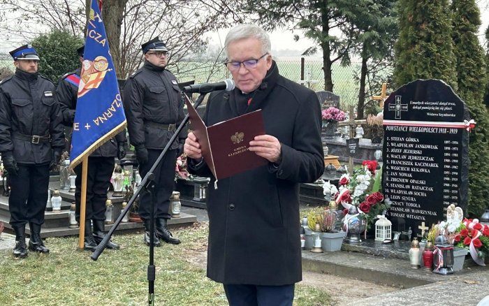 złożenie kwiatów i przemówienia przy płycie pamiątkowej poświęconej Powstańcom na cmentarzu w Tulcach