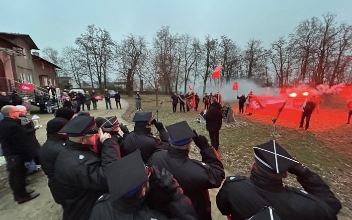 złożenie kwiatów i przemówienia przy płycie pamiątkowej poświęconej Powstańcom w Gowarzewie