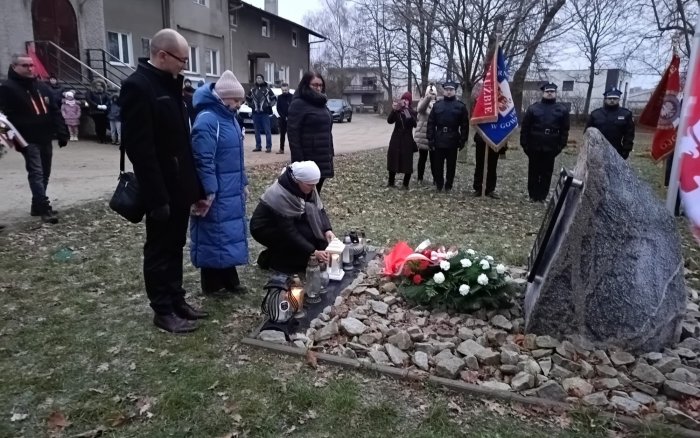 złożenie kwiatów i przemówienia przy płycie pamiątkowej poświęconej Powstańcom w Gowarzewie