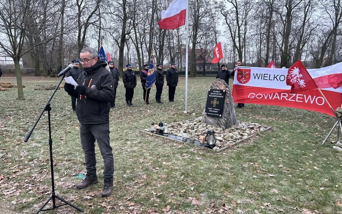 złożenie kwiatów i przemówienia przy płycie pamiątkowej poświęconej Powstańcom w Gowarzewie