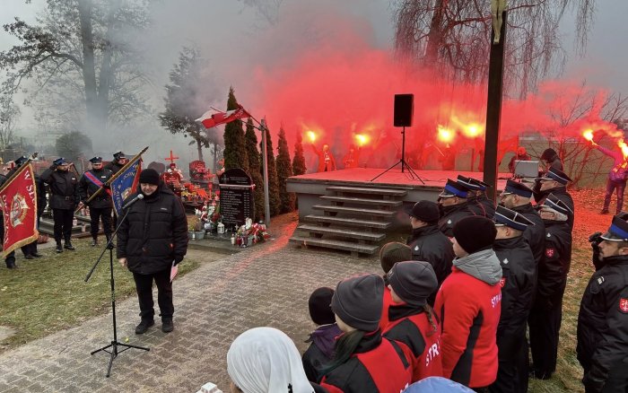 złożenie kwiatów i przemówienia przy płycie pamiątkowej poświęconej Powstańcom na cmentarzu w Tulcach