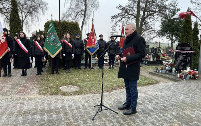 złożenie kwiatów i przemówienia przy płycie pamiątkowej poświęconej Powstańcom na cmentarzu w Tulcach