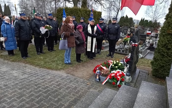 złożenie kwiatów i przemówienia przy płycie pamiątkowej poświęconej Powstańcom na cmentarzu w Tulcach